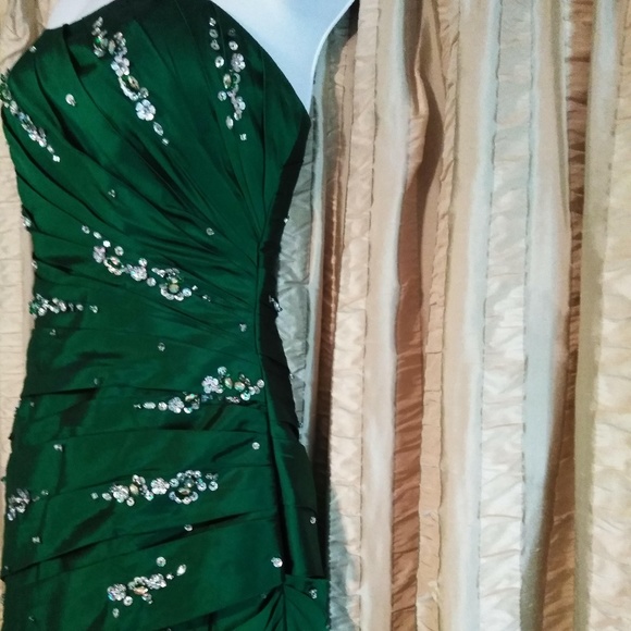 Size 9/10 Mori Lee Emerald Green Prom Dress - Picture 2 of 5